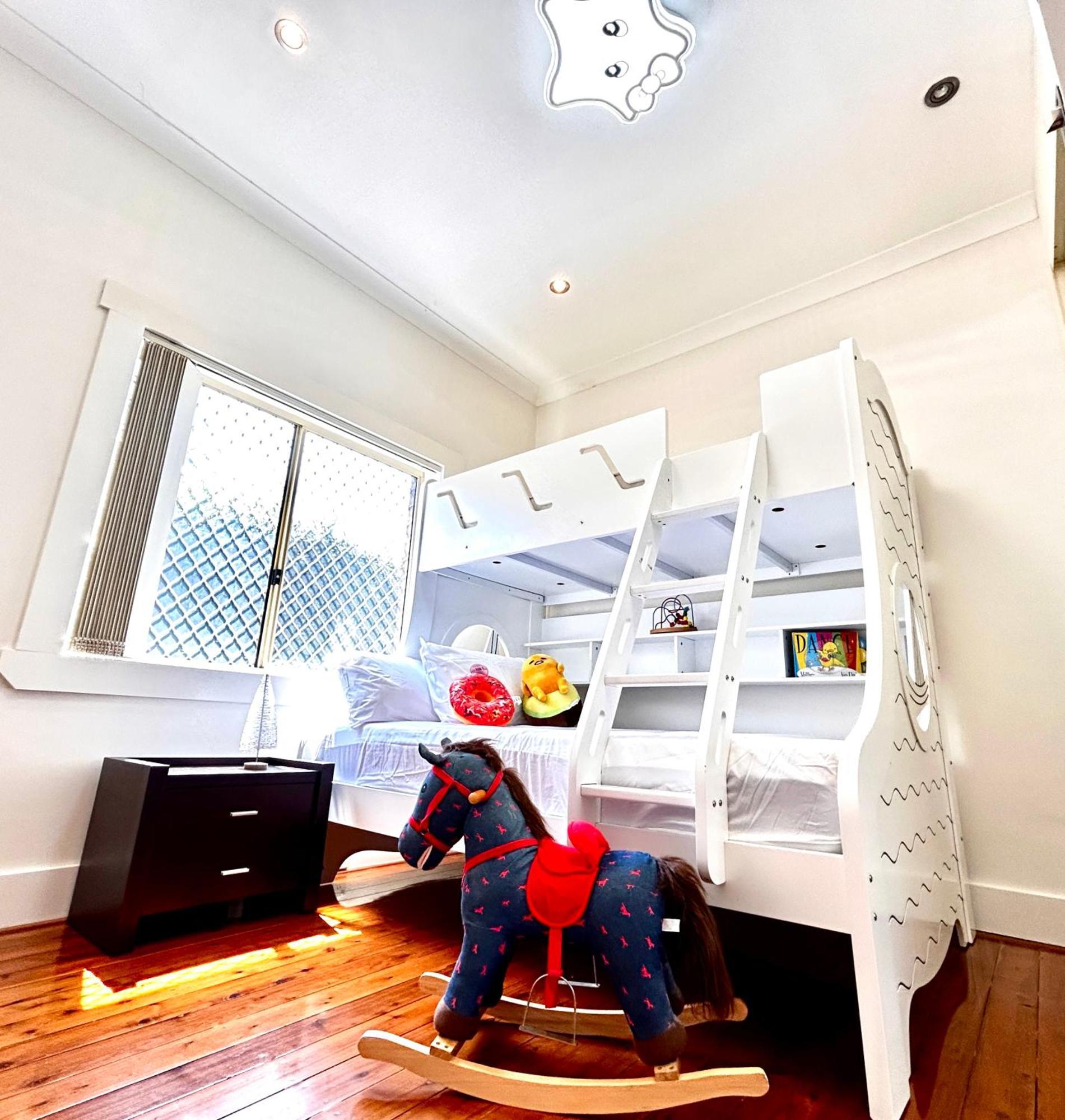 Family Retreat House 3 Bdrm With Parking Netflix Close To Train Ferienhaus